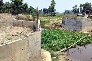 সেতুর কাজ অসম্পূর্ণ রেখে ঠিকাদার উধাও