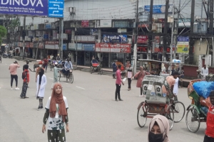 নগরে ট্রাফিক পুলিশের দায়িত্ব পালন করছেন শিক্ষার্থীরা