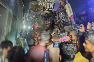শায়েস্তাগঞ্জে বাস-ট্রাক সংঘর্ষে নিহত ২, আহত ২০