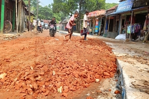 মন্তর গতিতে চলছে সুনামগঞ্জ-তাহিরপুর সড়ক
