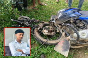 মোটরসাইকেলের নিয়ন্ত্রণ হারিয়ে স্কুলছাত্র নিহত