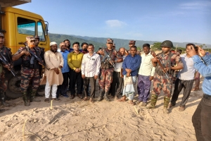 জাফলংয়ে অবৈধভাবে বালু ও পাথর উত্তোলন বন্ধে টাস্কফোর্সের অভিযানে ২ টি ট্রাক জব্দ
