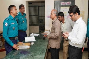 থানা পরিদর্শনে স্বরাষ্ট্র উপদেষ্টা, অবহেলায় এসআই-কনস্টেবল বরখাস্ত