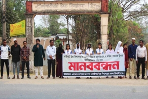 জৈন্তাপুরে শিক্ষকের উপর হামলার প্রতিবাদে মানববন্ধন