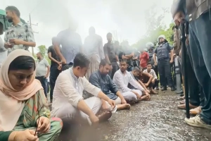 বৃষ্টির মধ্যেই রাস্তায় অবস্থান এনসিপি নেতাদের বৃষ্টির মধ্যেই রাস্তায় অবস্থান এনসিপি নেতাদের