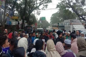  প্রশাসনের আশ্বাসে সড়কে অবরোধ প্রত্যাহার