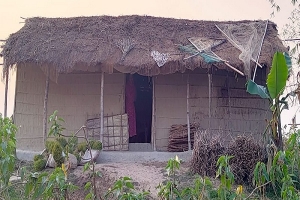 জরাজীর্ণ ছাপরা ঘরেই মানবেতর জীবন দিনমজুর আমির উদ্দিনের