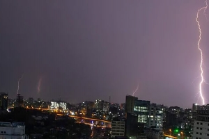 বজ্রপাতের সময় করণীয়