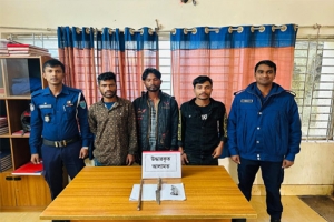 মাধবপুরে ৩ ছিনতাইকারি অস্ত্রসহ গ্রেপ্তার