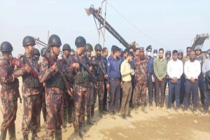  ভোলাগঞ্জে টাস্কফোর্সের অভিযান ২২টি ভাইব্রেটর ও ১৮১টি নৌকা ধ্বংস 