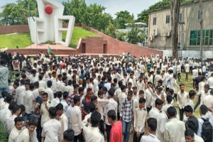 সিলেট কেন্দ্রীয় শহীদ মিনারে বিক্ষোভ করছে পলিটেকনিক শিক্ষার্থীরা