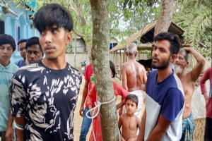 চোর সন্দেহে তিন যুবককে পুলিশে দিল জনতা