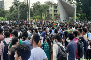 সিলেট-সুনামগঞ্জ সড়কে শিক্ষার্থীদের অবস্থান