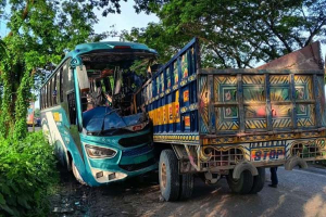 লালাবাজারে বাস-ট্রাকের মুখোমুখি সংঘর্ষে নিহত ১