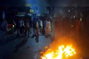 মধ্যরাতে যুবলীগ-ছাত্রলীগের সশস্ত্র মহড়া, মোটরসাইকেলে আগুন