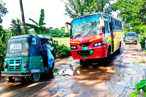 বর্ষায় গর্তে পানি-কাদা, বিশ্বনাথের সড়কে দুর্ভোগ চরমে