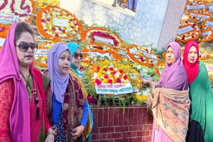 মুক্তিযুদ্ধে শহীদদের প্রতি জেলা মহিলা দলের শ্রদ্ধা নিবেদন