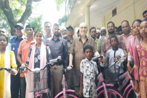 মাধবপুরে দুর্যোগে ক্ষতিগ্রস্তদের মাঝে সরকারি সহায়তা ও উন্নয়ন সামগ্রী বিতরণ