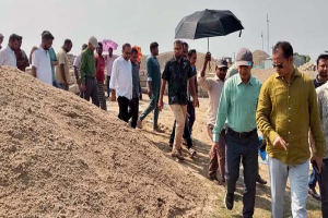 নিম্নমানের নির্মাণসামগ্রী ব্যবহারের অভিযোগ, মধ্যনগরে সড়কের কাজ বন্ধের নির্দেশ এমপির