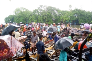 বর্ষা এলেই জমে উঠে শতবর্ষী নৌকার বাজার