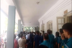 পুলিশ-আইনজীবী হাতাহাতিতে উত্তপ্ত আদালত চত্বর (ভিডিও)