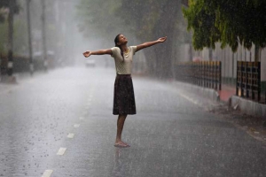 বৃষ্টিতে ভিজে ত্বক-চুলের অবস্থা শোচনীয়?