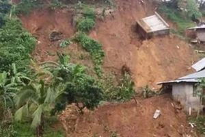 উখিয়ায় পাহাড়ধসে ১০ জনের মৃত্যু
