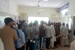নিজে গেলে ‘ভুল’, দালালের মাধ্যমে গেলেই মেলে সমাধান