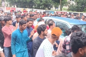 পুলিশের গাড়িতে পদযাত্রায় অংশ নিলেন নাহিদ-হাসনাত