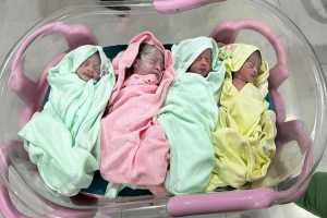 মায়ের কোলে এলো একসাথে জন্ম নেওয়া সেই ৪ নবজাতক 