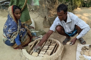  ক্রমশ হারিয়ে যাচ্ছে মাটির বিস্কুট ‘ছিকর’