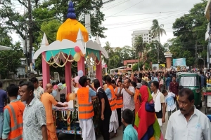 কুড়ি কুড়ি বৃষ্টির দিনে সিলেটের রাস্তায় উল্টো রথের ভক্তিময় আনন্দমেলা
