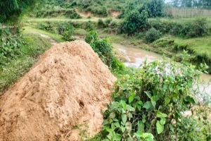 পাহাড়ি ছড়া থেকে বালু লোপাটের হিড়িক