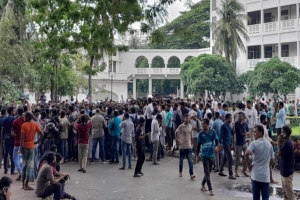 প্রধান বিচারপতির পদত্যাগ চেয়ে সুপ্রিম কোর্ট ঘেরাও