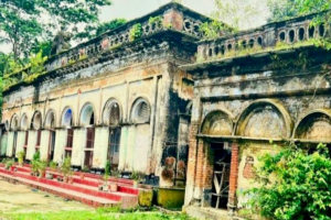 ধ্বংসের পথে তিনশ বছরের পুরোনো রাধামাধবের আখড়া