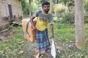 অভাবের তাড়নায় স্কুল ছেড়ে আইসক্রিম বিক্রি করছেন দোলন