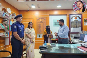 সৌদি ফেরত নির্যাতিত রেহেনার পাশে ইউএনও, দিলেন ১০ হাজার টাকা সৌদি ফেরত নির্যাতিত রেহেনার পাশে ইউএনও, দিলেন ১০ হাজার টাকা