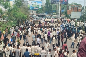 ঢাকা-সিলেট মহাসড়ক ছয় দফা দাবিতে শিক্ষার্থীদের সড়ক অবরোধ