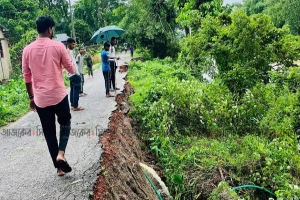 ওসমানীনগরের নাজিরবাজার-উসমানপুর সড়কে ধস