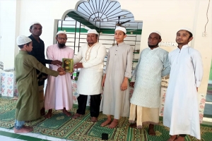 নাদিয়া শিক্ষার্থীদের মধ্যে মহাগ্রন্থ আল-কোরআন বিতরণ