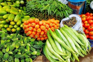 লাগামহীন বাজারদরে দিশেহারা মধ্যবিত্তরা