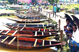 হাওরাঞ্চল প্লাবিত, জমে উঠেছে নৌকার হাট