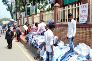 আবারো হকারদের দখলে নগরীর ফুটপাত ও রাস্তা