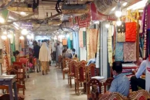 দোকানে অলস সময় পার করছেন ব্যবসায়ীরা