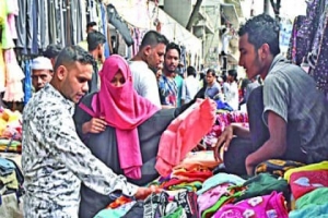 চাঁদরাতে ফুটপাতেই স্বস্তির নিশ্বাস নিম্নবিত্তদের