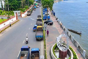 ক্বীন ব্রিজে ফিরেছে ট্রাক, সার্কিট হাউসের ফোয়ারা বন্ধ ক্বীন ব্রিজে ফিরেছে ট্রাক, সার্কিট হাউসের ফোয়ারা বন্ধ