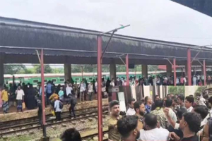 সিলেটে রেল লাইন অবরোধকারীদের ধাওয়া দিলো যাত্রীরা