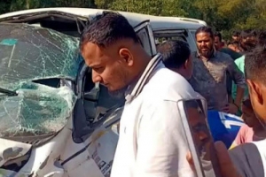 ভাটেরায় মাইক্রোবাসে ট্রেনের ধাক্কা, আহত ৪
