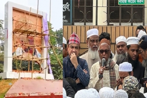 জেলা প্রশাসকের কার্যালয়ের সামনে থেকে শেখ মুজিবের মুরাল অপসারণ