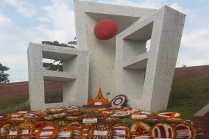 স্বাধীনতা দিবসে সিলেট কেন্দ্রীয় শহিদ মিনারে মানুষের ঢল